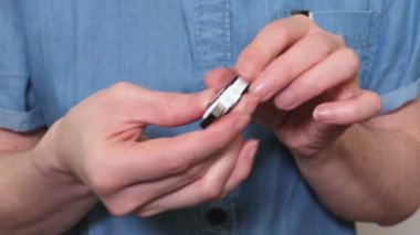 Kadın USB flash diske dokunuyor