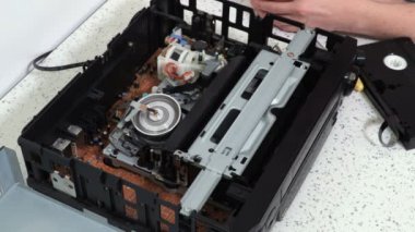 Kadın VCR oynatıcısını açıp kapatıyor