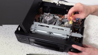 Kadın VCR oynatıcısını tamir etmeyi bitiriyor