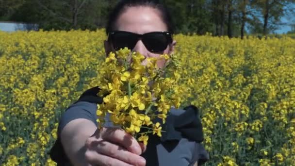 Frau Auf Rapsfeld Mit Gelben Rapsblüten Pollenallergiekonzept — Stockvideo