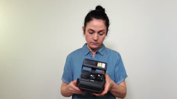 Woman Start Try Take Pictures Old Camera — Stock Video