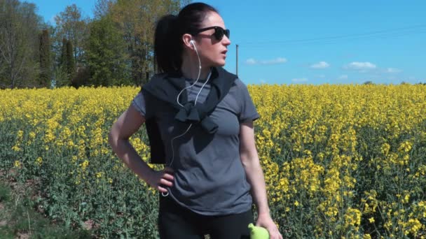 Втомлена Жінка Біжить Пляшкою Води Після Бігу Сільській Дорозі — стокове відео