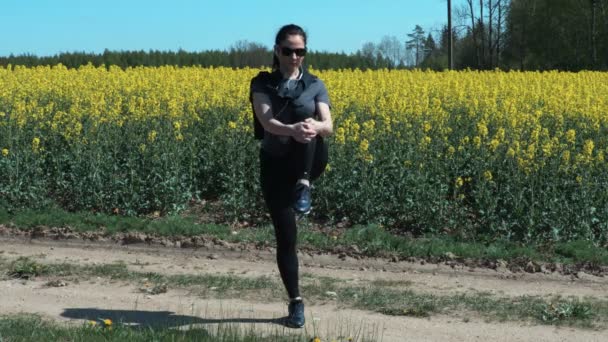 Athlète Féminine Réchauffant Avant Une Course Matin — Video