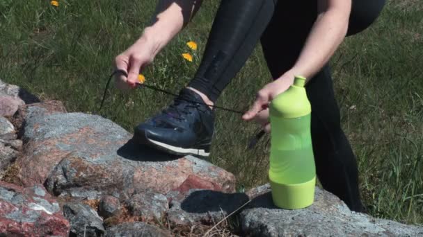 Fitness Frau Bindet Schnürsenkel Vor Dem Laufen — Stockvideo