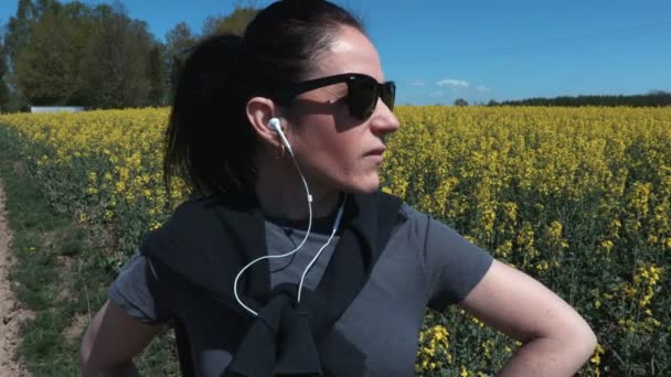 Stanco Femminile Corridore Acqua Potabile Bottiglia Sulla Strada Campagna — Video Stock