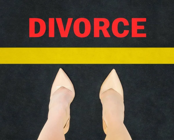 Vrouw Dragen Canvas Schoenen Asfalt Met Scheiding Bericht — Stockfoto
