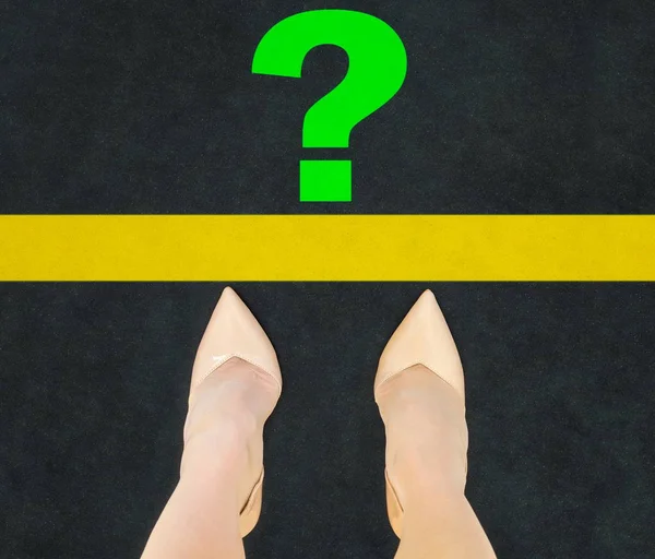 Kobieta Noszenia Płótno Buty Asfalcie Pytaniem Znak Zapytania — Zdjęcie stockowe