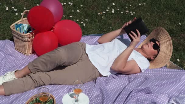 公園でピクニックをしている女性 — ストック動画