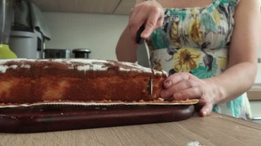  Bıçaklı kadın. Bıçaklı kek.