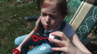 Sabun köpüğü üfleyen genç kıza ateş ettim.