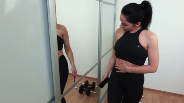 Femme Regarde Dans Miroir Sur Corps Prend Choisit — Video