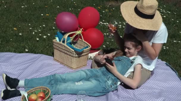 Mor Och Dotter Stunder Tillsammans Picknick — Stockvideo