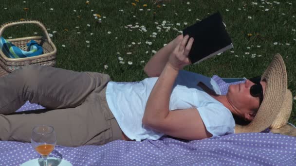 Женщина Лежит Одеяле Пикника Читает Книгу — стоковое видео