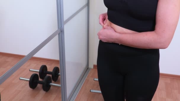Donna Guardando Vicino Specchio Controllando Condizioni Del Corpo Stile Vita — Video Stock