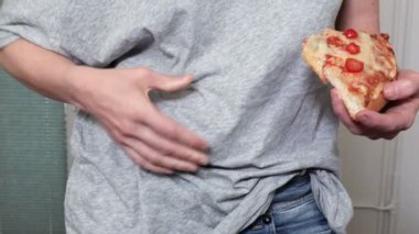 Pizzalı kadın. Sağlıksız beslenme konsepti