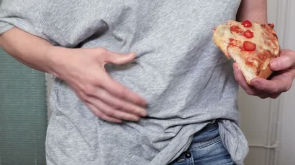 Mujer Con Trozo Pizza Concepto Alimentación Poco Saludable — Vídeos de Stock