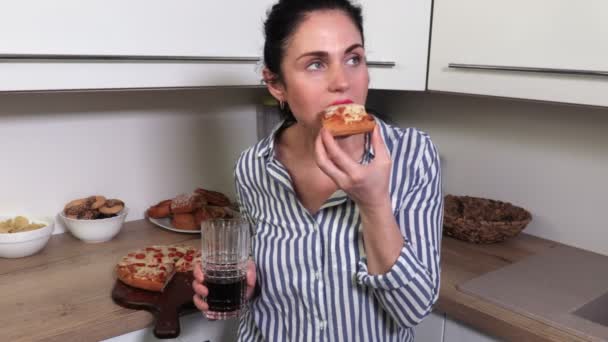 Retrato Mulher Comendo Fatia Pizza — Vídeo de Stock