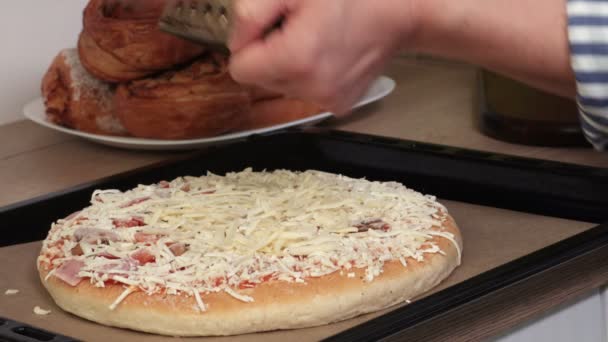 Kvinna Lägga Ett Stänk Ost Pizza Närbild — Stockvideo