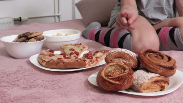 Mulher Tentar Fazer Escolha Entre Alimentos Não Saudáveis — Vídeo de Stock