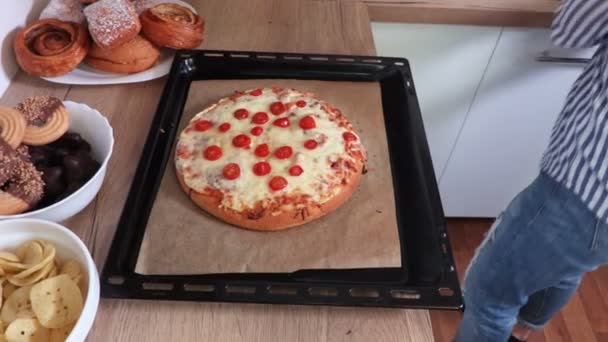 Woman Holds Fresh Baked Pizza — Stock Video