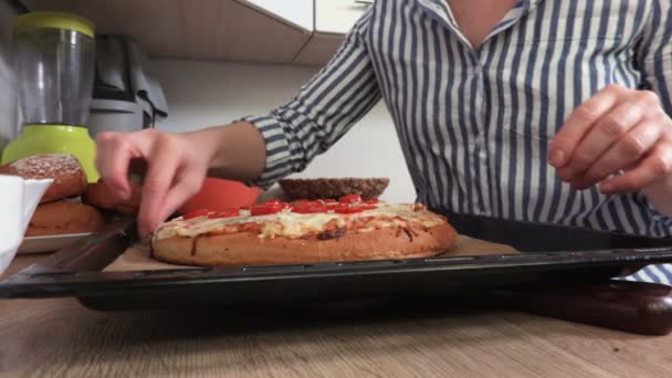 Kvinna Med Nybakad Pizza Bordet — Stockvideo