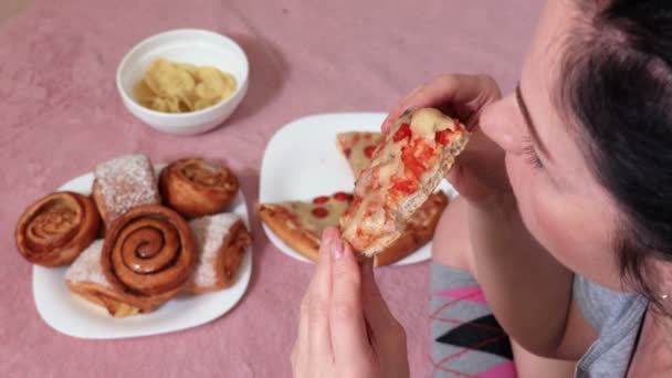 Vrouw Eten Pizza Slice Close Slecht Ongezond Eten Voedings Concept — Stockvideo