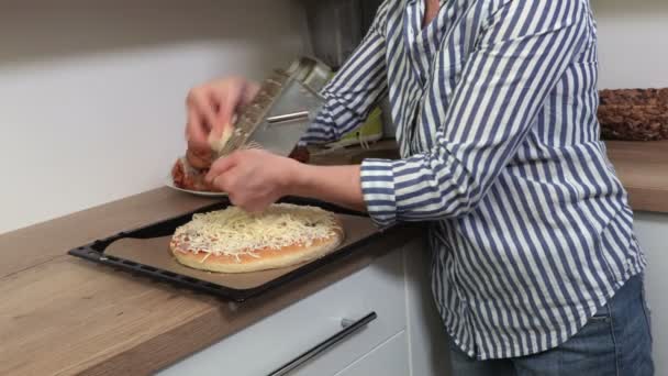 Mujer Añadiendo Una Pizca Queso Pizza — Vídeos de Stock