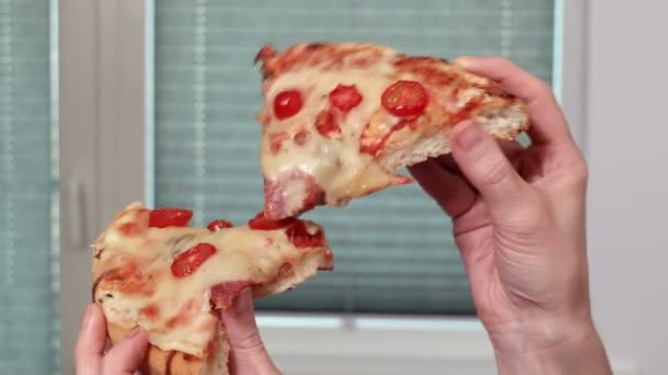 Женщина Держит Два Ломтика Пиццы — стоковое видео