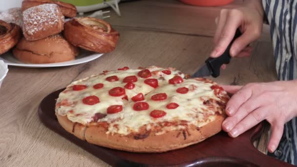 Kadın Parçalar Halinde Pizza Dilimleme Stok Görüntüleri Video — Stok video