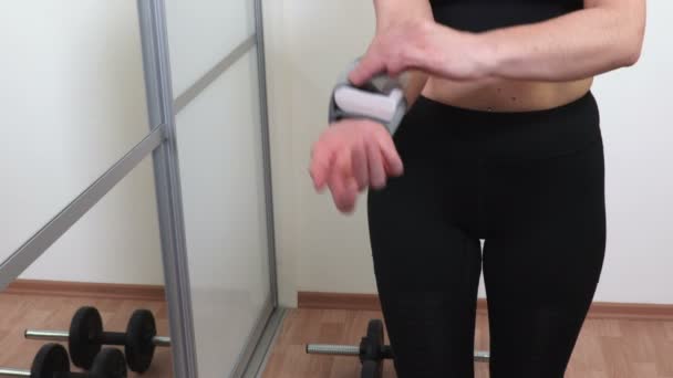 Mulher Verificando Frequência Cardíaca Após Workout Healthy Lifestyle Concept — Vídeo de Stock