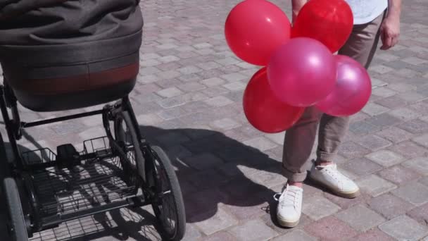Bebek Arabası Yakınında Renkli Balonları Ile Kadın — Stok video