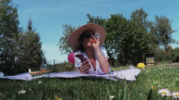 Femme Couchée Relaxante Sur Prairie Été — Video