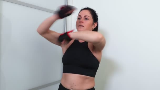Γυναίκα Κάνει Προπόνηση Πυγμαχίας — Αρχείο Βίντεο