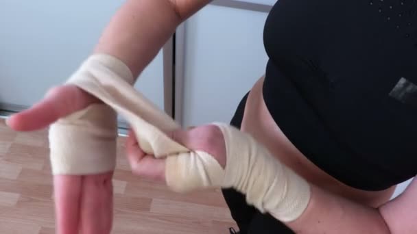 Femme Emballage Des Mains Avec Ruban Souple Pour Boxe Vue — Video