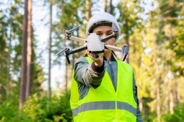 Orman teftişi için İHA Quadcopter 'lı Kadın İşçi 