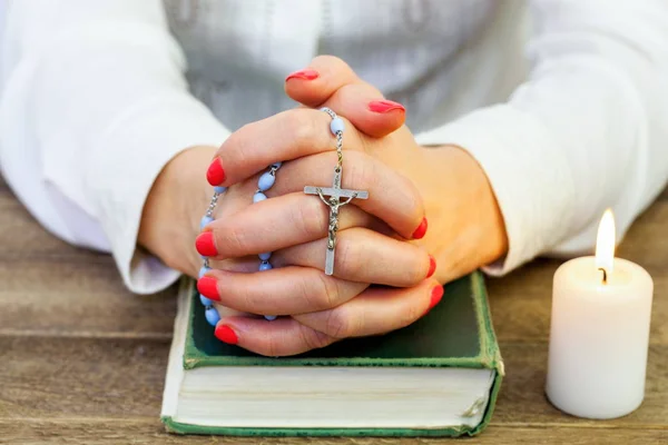 Mulher Religiosa Segurando Bíblia Sagrada Rosário — Fotografia de Stock