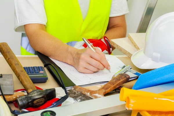 Trabajadora Construcción Escribiendo Cerca Mesa — Foto de Stock