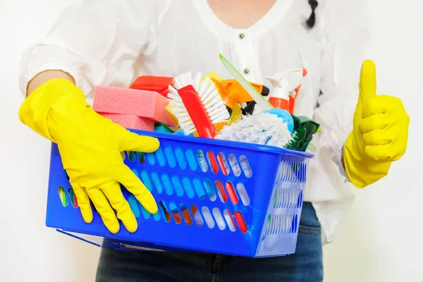 Wanita Pembersih Memegang Barang Barang Pembersih Dan Menunjukkan Ibu Jari — Stok Foto