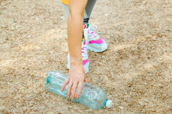 Mujer Cerca Botella Agua Plástico Vacía Camino Del Parque —  Fotos de Stock
