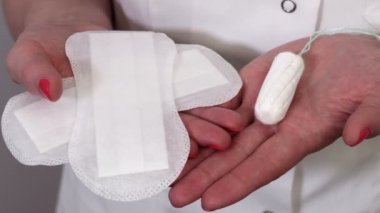 Adet pedleri ve tampon tutan kadın