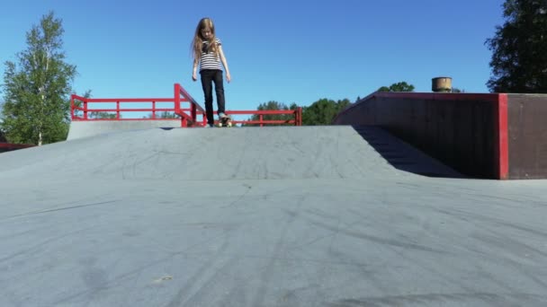 Menina Bonito Com Skate Rampa — Vídeo de Stock