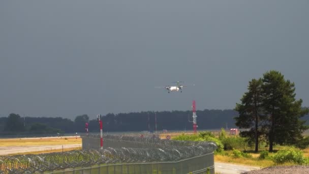 飞机降落在跑道上 — 图库视频影像