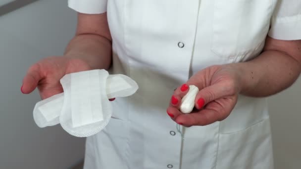 Vrouw Toont Tampon Menstruele Pads Haar Handen — Stockvideo