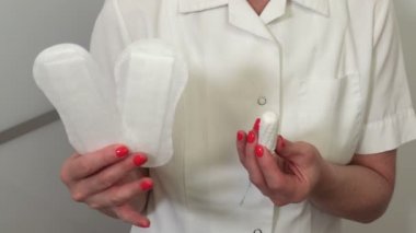  Kadın adet pedleri ve tampon arasında seçim yapmaya çalışın