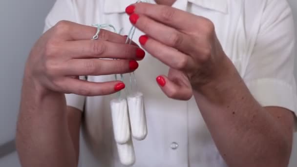 Mujer Clasificando Tampones Menstruales — Vídeo de stock