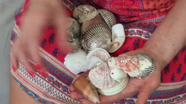 Elinde mermiler olan bir kadın. Tatil bellek kavramı