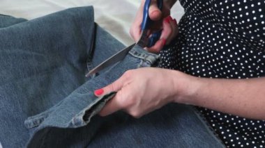 Makas lı terzi kesme kumaşına yakın