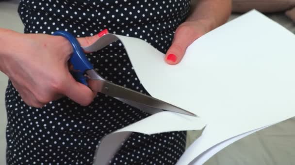妇女剪纸用剪刀特写 — 图库视频影像