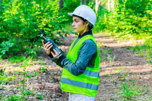 Arbeiterin Hält Drohnen Quadrocopter Für Waldbegehung — Stockfoto