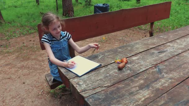 Little Girl Explores Draws Plants Flowers Forest — Stock Video